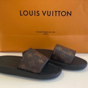 Louis Vuitton slides, size 7 brown